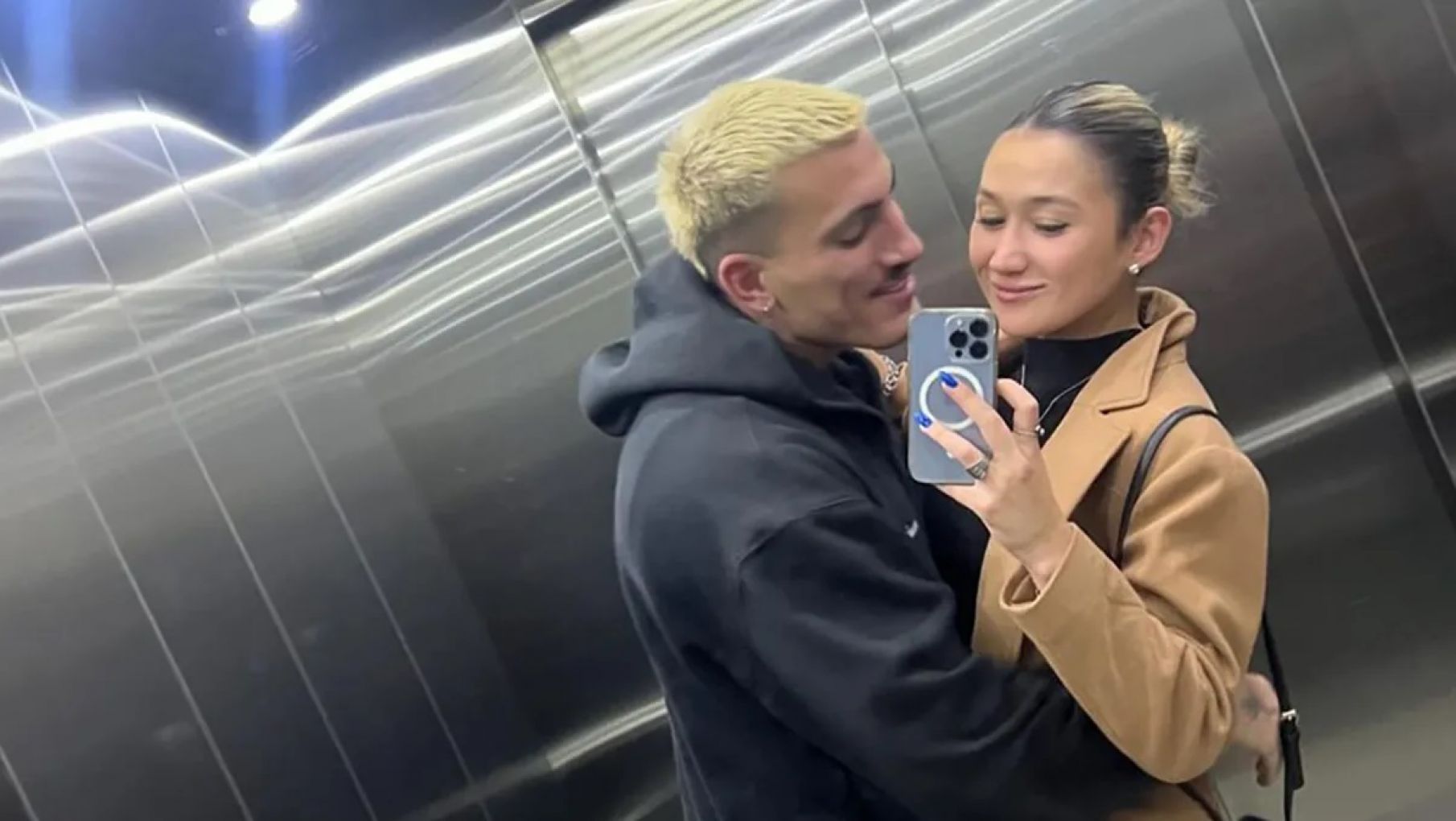 Tomás Holder anunció su compromiso con su novia de una particular forma
